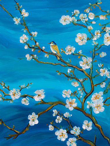 Vogel auf einem blühenden Zweig vor blauem Himmel