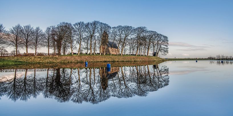 De Terp en het kerkje van Hijum, Friesland, gespiegeld in de ijsbaan par Harrie Muis