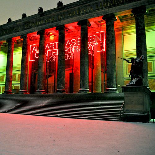 Oude Nationalgalerie met lichtinstallatie in Oost-Berlijn