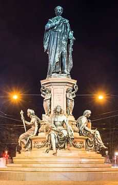 Koning Max II Monument in de Maximilianstrasse in München bij nacht van ManfredFotos