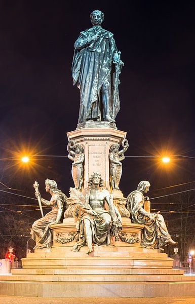Monument du roi Max II dans la Maximilianstrasse à Munich de nuit par ManfredFotos