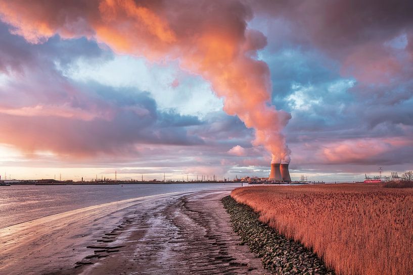 Kade van de Schelde met verbazende wolken bij schemering, Antwerpen van Tony Vingerhoets