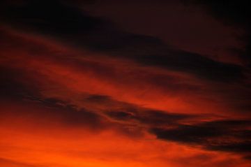 Dramatische lucht na zonsondergang, foto 2 van Merijn van der Vliet