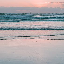 Surfer zonsondergang van HelloHappylife
