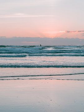 Surfer zonsondergang van HelloHappylife