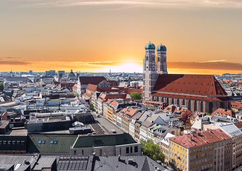 Panorama de la Frauenkirche de Munich au coucher du soleil par Animaflora PicsStock
