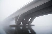 Betonnen brug in de dichte mist