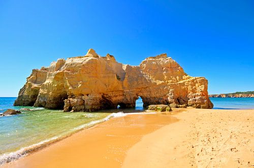 Rotsformatie bij Praia da Rocha in de Algarve Portugal