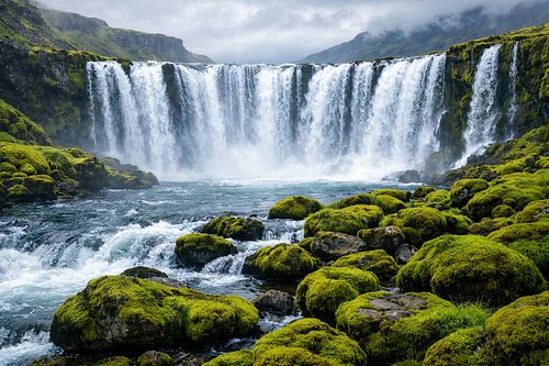 The Power of Falling Water – Majestic Waterfall Power