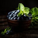 Blauwe bessen met muntblaadjes in bruine kom van Iryna Melnyk thumbnail