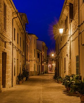 Smalle straat in de oude stad van Alcudia op het eiland Mallorca, Spanje, reizen europese achtergron van Alex Winter