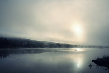 Morgennebel über dem stillen See in Nordschweden