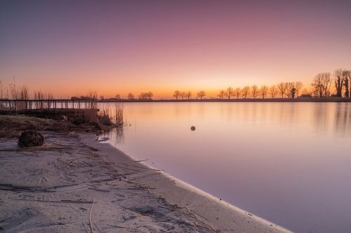 Surfstrandje met steiger aan het Oude Veer in Anna Paulowna tijdens kleurrijke zonsopkomst