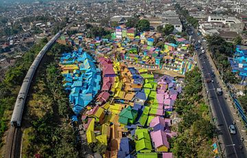 Eine Luftaufnahme der Regenbogenstadt Malang (Indonesien). von Claudio Duarte