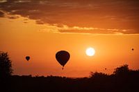 Heißluftballon bei Nacht