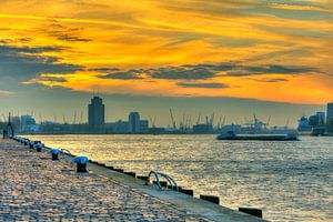 De Rotterdamse Haven tijdens de zonsondergang met boten en skyline Rotterdam