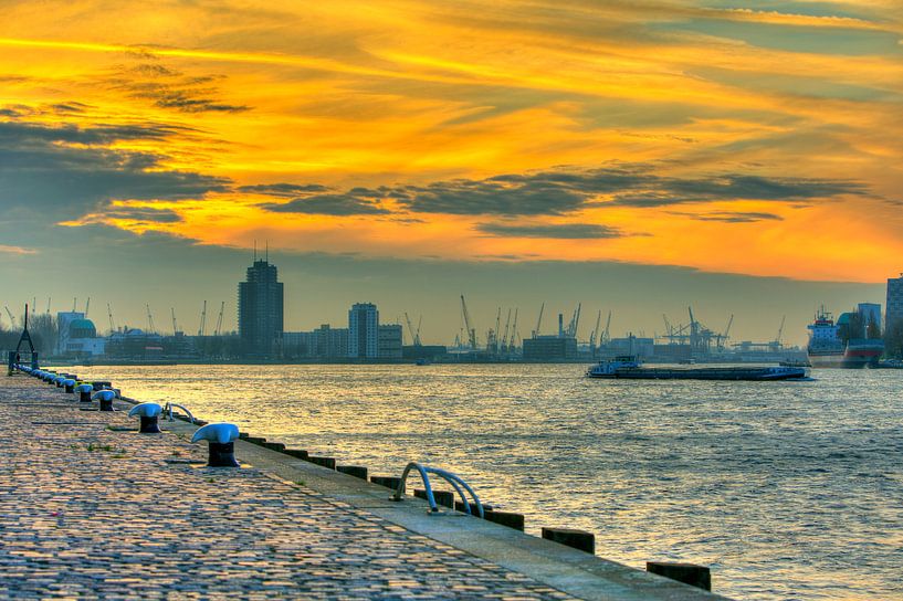 De Rotterdamse Haven tijdens de zonsondergang met boten en skyline Rotterdam van Dexter Reijsmeijer