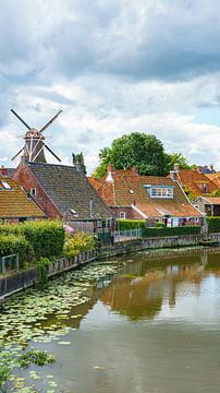 De Nederlandse windmolen in het Groningse dorp Winsum en de rivier van Visiting The Dutch Countryside