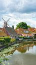 De Nederlandse windmolen in het Groningse dorp Winsum en de rivier van Visiting The Dutch Countryside thumbnail
