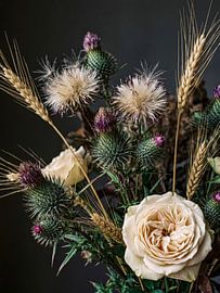 Épines silencieuses – Nature morte au chardon dans l'esthétique wabi-sabi