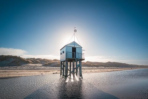 Drenkelingenhuisje op het strand van Terschelling in tegenlicht