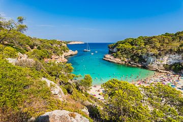 Prachtig uitzicht op het strand van Cala Llombards, idyllische baai op Mallorca van Alex Winter