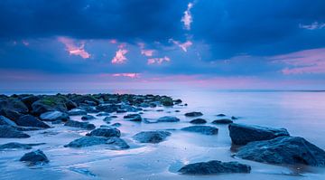 Rustige zonsondergang aan zee van Patrick Herzberg