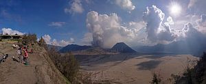 Uitbarsting van de Bromo vulkaan in het Tengger Semeru National Park. Kijkhoek 180 °. van Wunigards Photography