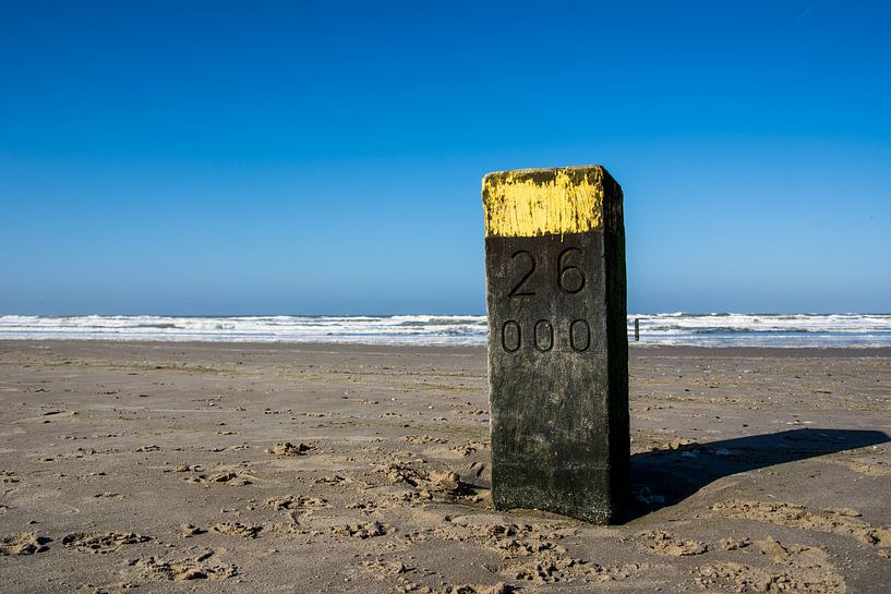 Kilometer paal op het strand by Arjen Schippers
