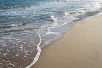 Zeewater, golven en zandstrand