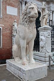 Oud Romeins beeld van leeuw voor het arsenaal in Venetië, Italië van Joost Adriaanse