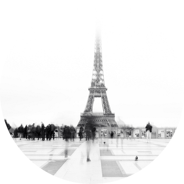 De tijd gaat voorbij bij de Eiffeltoren, Parijs van Nynke Altenburg