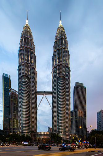 Petronas Towers bij het vallen van de avond