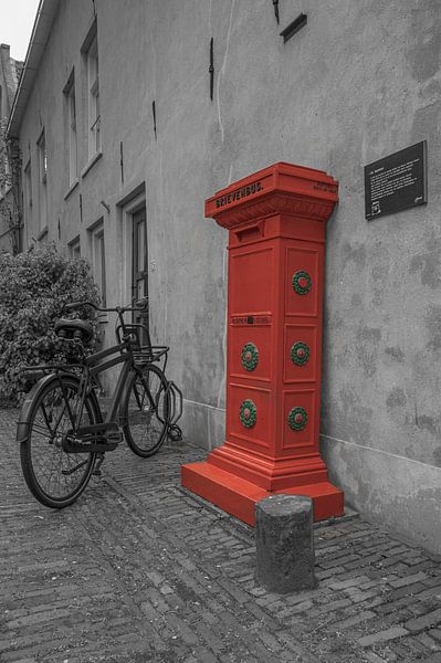 Altmodischer Briefkasten und Fahrrad in Deventer von Peter Bartelings