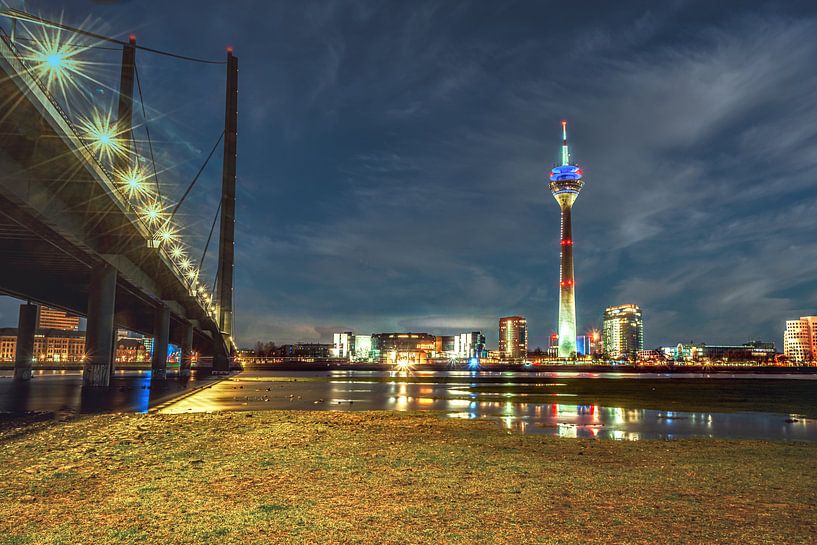 Rheinbrücke Düsseldorf 2 von Johnny Flash