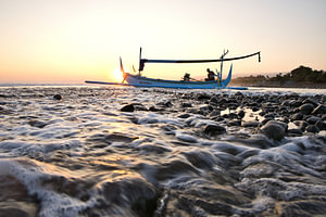 Jukung Fischerboot an der Küste im Sonnenuntergang von Medewi, Bali