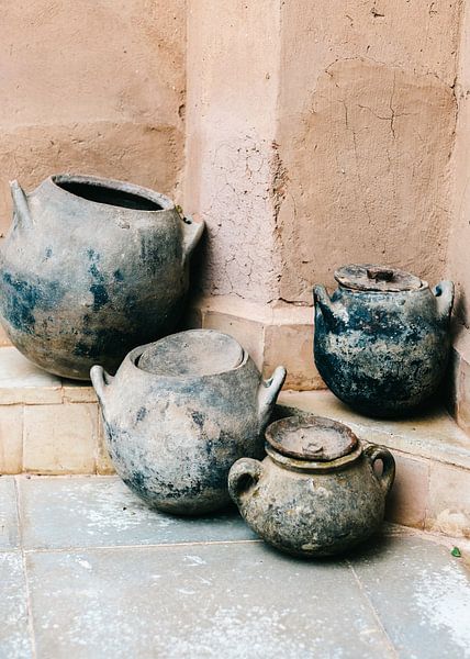 Aardewerk in aardetinten | Ourika Marrakech Marokko | Stilleven fotografie van Raisa Zwart
