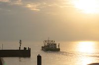 Morgenlicht mit abfahrendem Boot