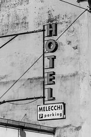Schild des Hotels Melecchi in Lucca. (Schwarz-Weiß)