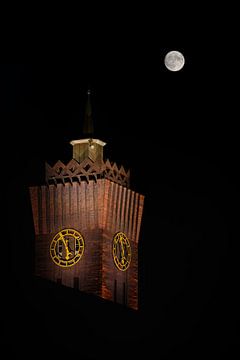 Wirkbauturm mit Supermond