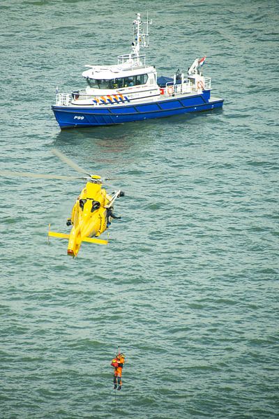 Rettungsaktion Rotterdamer Hafen von Bram de Muijnck