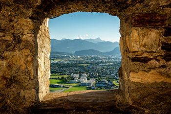 Uitzicht op Villach, omlijst door de muren van het kasteel van Landskron
