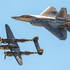 Vol du patrimoine de l'armée de l'air américaine avec le F-22 Raptor et le P-38 Lightning. sur Jaap van den Berg