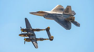 U.S. Air Force Heritage Flug mit F-22 Raptor und P-38 Lightning.