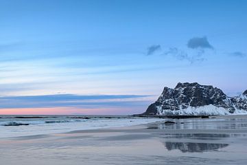 Utakleiv strand in de Lofoten archipel in Noorwegen bij zonsondergang