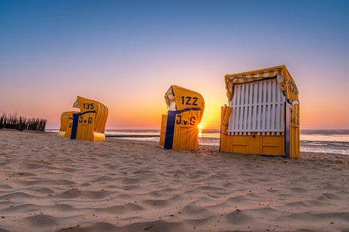 Strandstoelen in het licht van de zonsondergang van cux-motive.de