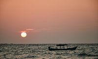 Visboot voor ondergaande zon