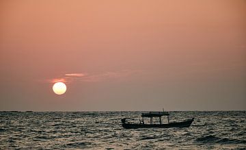 Bateau de pêche devant le soleil couchant sur Marianne Kiefer PHOTOGRAPHY