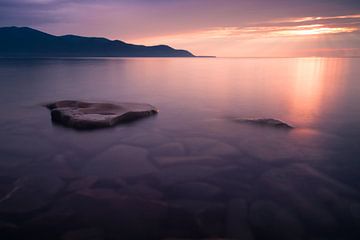 Rosa Sonnenuntergang - klares Wasser des Baikalsees. von Michael Semenov