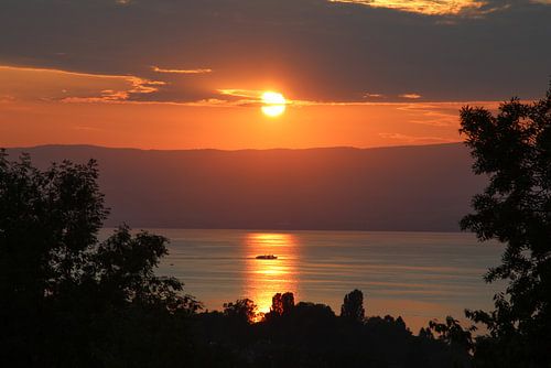 Schip in gloed ondergaande zon